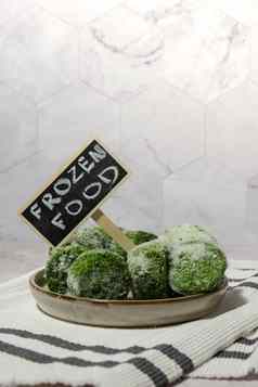 冻食物菠菜多维数据集黑板上标签文本冻食物自制的收获概念长袜蔬菜冬天存储