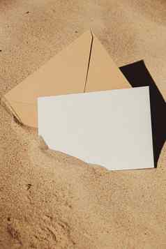 米色自然音调信封空白色纸请注意复制空间文本沙子海滩卡模型工艺信封夏天生活场景桑迪海滩背景沙漠热带假期概念