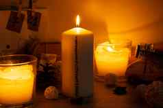 蜡烛出现日历传统的燃烧圣诞节蜡蜡烛数字计数圣诞节美丽的出现首页节日烛光黑暗背景