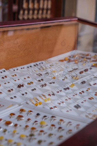 色彩斑斓的展示了传统的珠宝商店琥珀色的宝石产品城市市场广场格但斯克波兰玛丽亚卡街纪念品珠宝各种分类记忆使琥珀色的传统的旅游记忆礼物