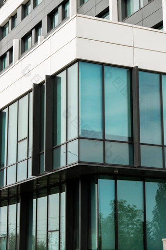 现代办公室建筑外玻璃外观清晰的天空背景透明的玻璃墙办公室建筑黄色的装饰元素外观现代<strong>欧洲建筑</strong>商业办公室建筑摘要