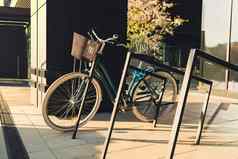 现代自行车停城市街业务中心区外设计古董女士们巡洋舰自行车停市中心女自行车现代体系结构