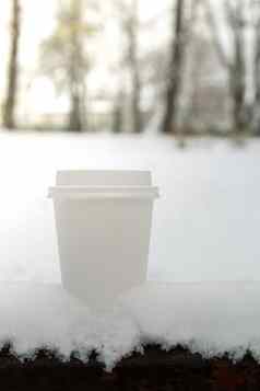 热气候变暖喝生态纸杯模拟纸板咖啡茶杯雪冬天一天复制空间浪费回收杯白色白雪覆盖的场