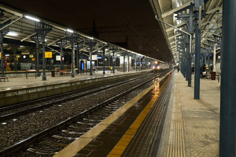 晚上视图城市<strong>铁路</strong>站空<strong>铁路</strong>站晚上平台时钟<strong>铁路</strong>站晚上雨天气