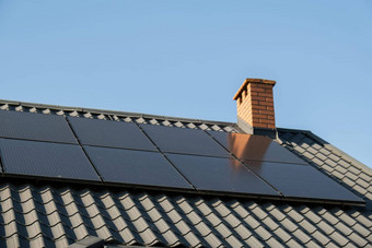 生态房子太阳能面板替代传统的能源电池带电太阳能细胞广告绿色能源可持续发展的生活可再生