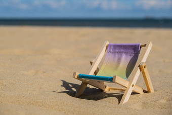 阳光明媚的假期海滩沙子海滩配件太阳<strong>懒人</strong>站海木海滩椅子夏天假期假期概念复制空间
