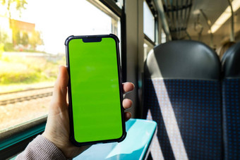 女手持有浓度关键屏幕电话火车社会网络工作旅行电话空白复制空间屏幕文本消息应用程序智能手机绿色屏幕模拟显示