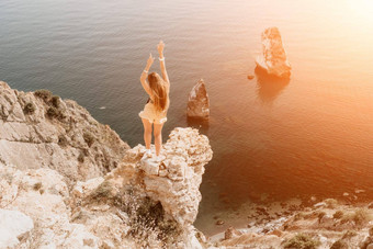 女人旅行海快乐旅游享受采取图片在户外记忆女人旅行者边缘悬崖海湾山分享旅行冒险旅程