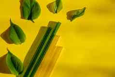 可重用的玻璃吸管色彩斑斓的背景绿色树叶环保喝稻草集可重用的舒适的圆形的提示喝稻草浪费塑料免费的概念野餐概念