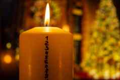 蜡烛出现日历背景圣诞节树灯装饰传统的燃烧圣诞节蜡蜡烛数字计数圣诞节美丽的出现首页节日烛光黑暗背景