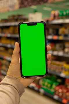 移动电话浓度关键移动应用程序应用程序关闭女人手持有聪明的电话绿色屏幕购物购物中心商店出售经济购买食物超市杂货店商店中心在线小工具广告模板模拟