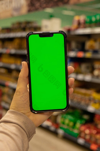 移动电话浓度关键移动应用程序应用程序关闭女人手持有聪明的电话绿色屏幕购物购物中心商店出售经济购买食物超市杂货店商店中心在线小工具广告模板模拟