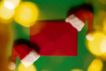 圣诞老人他空纸卡请注意信封绿色背景复制空间文本模拟广告假期圣诞节作文