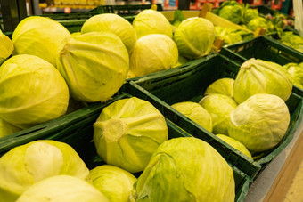 卷心菜表格传统的市场软集中拍摄新鲜的卷心菜盒子杂货店部门商店超市当地的商店