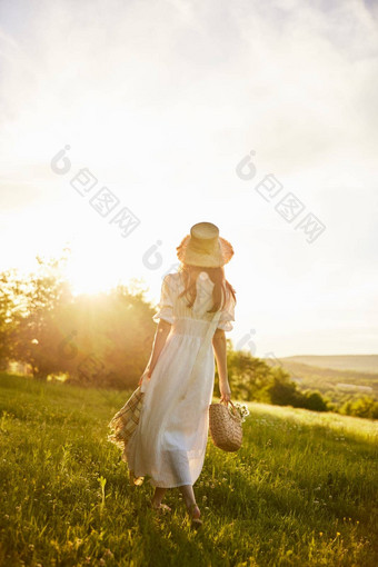 女人长光衣服走农村他篮子手射线设置太阳享受自然照片回来
