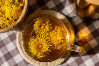 蒲公英花健康的茶玻璃茶壶玻璃杯表格美味的Herbal热茶新鲜的蒲公英花首页夏天一天绿色清算花束蒲公英花瓣