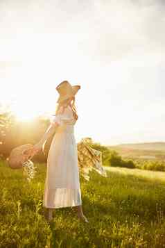 女人长光衣服走农村他篮子手射线设置太阳享受自然