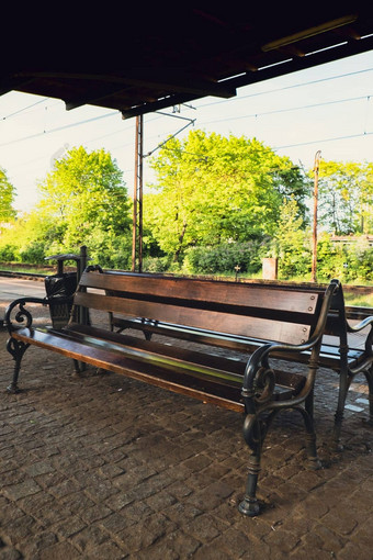 铁路站空板凳上向前铁路火车空铁路跟踪机车运输系统自然背景旅行