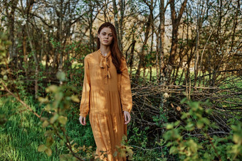 女人长头发走阴影树穿着长橙色衣服享受天气周末主题隐私自然水平摄影街