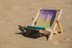 阳光明媚的假期海滩沙子海滩配件太阳懒人站海木海滩椅子夏天假期假期概念复制空间