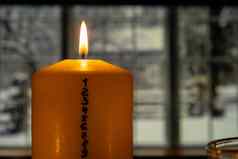 蜡烛出现日历窗台上窗口雪天气户外传统的燃烧圣诞节蜡蜡烛数字计数圣诞节美丽的出现首页节日烛光黑暗背景