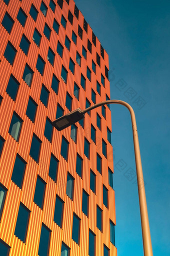 现代办公室建筑外玻璃外观清晰的天空背景透明的玻璃墙办公室建筑橙色装饰灯笼有创意的照片元素外观现代欧洲建筑商业办公室建筑摘要图片