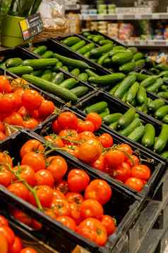 展示范围水果超市出售食物零售新鲜的西红柿黄瓜存储货架上有机在本地种植食物成熟的健康的蔬菜概念超市购买饮食食物