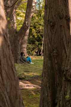 有吸引力的年轻的女人阅读书坐着草绿色公共公园春天在户外绿色植物团结自然花免费的时间开放空气