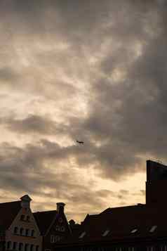 飞机着陆格但斯克小镇旅游吸引力旅行目的地喜怒无常的天空