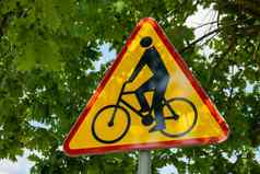 三角形自行车标志交通禁止自行车模糊公园背景bicyle路标志禁止黄色的红色的标志