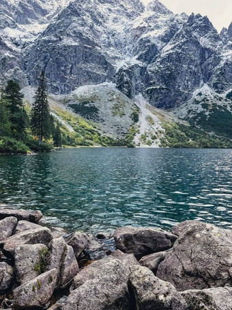 海产的奥科湖雪山小屋波兰的塔特拉山扎科帕内波兰美丽的绿色山山黑暗云反射湖海产的奥科湖