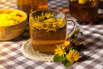 蒲公<strong>英花</strong>健康的茶玻璃杯表格Herbal医学美味的噻吩茶新鲜的黄色的开花蒲公<strong>英花</strong>内部茶杯绿色清算输液野花生态友好的有机
