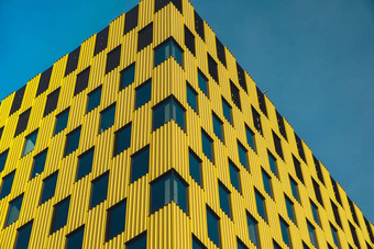 现代<strong>办公室</strong>建筑外玻璃外观清晰的天空背景透明的玻璃墙<strong>办公室</strong>建筑黄色的装饰元素外观现代欧洲建筑商业<strong>办公室</strong>建筑摘要