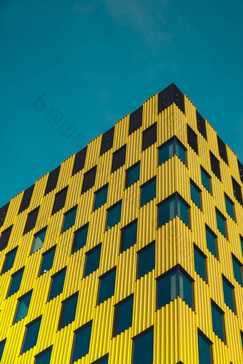 现代办公室建筑外玻璃<strong>外观</strong>清晰的天空背景透明的玻璃墙办公室建筑黄色的装饰元素<strong>外观</strong>现代欧洲建筑商业办公室建筑摘要