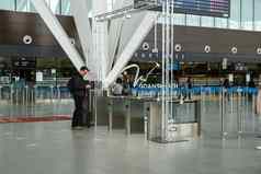 格但斯克波兰乘客格但斯克机场终端等待飞机人走飞机旅行者背包手提箱游客国际机场
