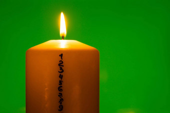 蜡烛出现日历绿色浓度关键背景传统的燃烧圣诞节蜡蜡烛数字计数圣诞节美丽的出现首页节日烛光黑暗背景
