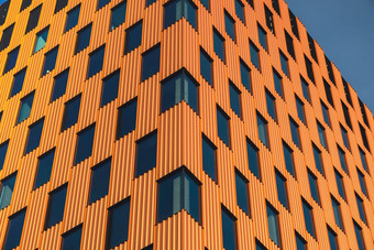 现代<strong>办公室</strong>建筑外玻璃外观清晰的天空背景透明的玻璃墙<strong>办公室</strong>建筑橙色装饰元素外观现代欧洲建筑商业<strong>办公室</strong>建筑摘要