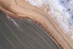 男人。走冬天冷波罗的海海雪海滩格但斯克空中视图雪覆盖海滩沙丘黑暗平静海自然景观捕获无人机旅游波兰
