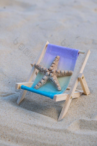 阳光明媚的<strong>假期</strong>海滩沙子海滩配件海贝壳海明星太阳懒人站海海洋背景木海滩椅子夏天<strong>假期假期</strong>