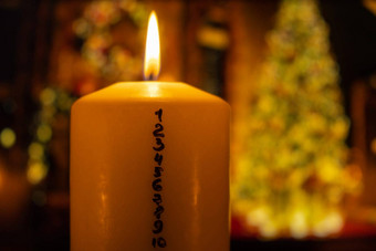 蜡烛出现日历背景圣诞节树灯装饰传统的燃烧圣诞节蜡蜡烛数字计数圣诞节美丽的出现首页节日烛光黑暗背景