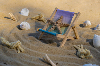 阳光明媚的假期海滩沙子海滩配件海贝壳海明星太阳懒人站海海洋背景木海滩椅子夏天假期假期