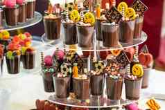 巧克力甜点奶油装饰足球球微笑形式金字塔概念糖果酒吧生日聚会，派对