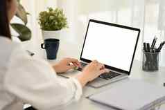 女商人肩膀手打字键盘移动PC电脑白色屏幕图形显示蒙太奇