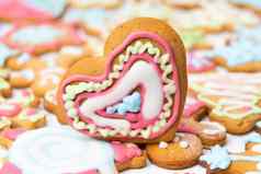 心形状的糖饼干情人节一天色彩斑斓的糖衣
