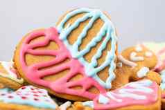 心形状的糖饼干情人节一天色彩斑斓的糖衣