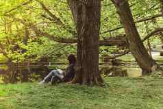 有吸引力的年轻的女人阅读书坐着草绿色公共公园春天在户外绿色植物团结自然花免费的时间开放空气