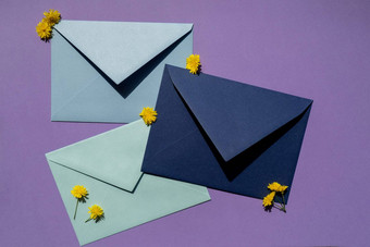 美丽的黄色的洋甘菊雏菊花邮政蓝色的信封紫罗兰色的背景空纸请注意复制空间文本春天时间问候卡假期极简主义概念生动的颜色有创意的