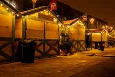 格但斯克波兰12月传统的圣诞节市场假期装饰照亮街晚上关闭交易房子出售圣诞节礼物美丽的圣诞节公平小镇晚上出现冬天时间欧洲背景