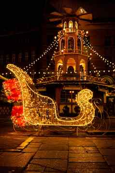 圣诞老人老人雪橇假期装饰照亮街晚上格但斯克波兰美丽的圣诞节公平小镇晚上出现冬天时间欧洲背景市场12月装饰庆祝活动
