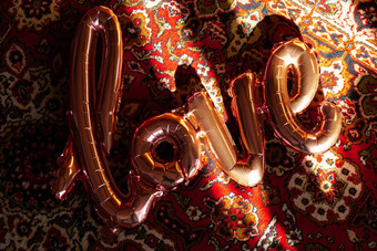 爱文本粉红色的箔气球真实的爱词粉红色的充气气球铺设地毯快乐情人节一天母亲的一天生日概念简约有创意的